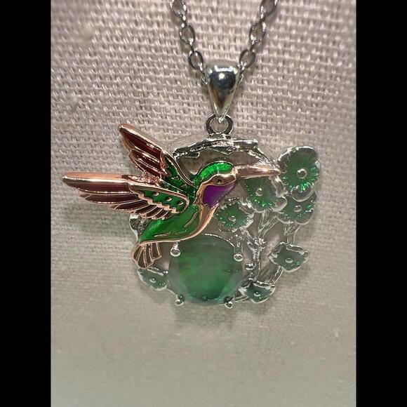Stunning Hummingbird Pendant Necklace with Green Glass Gemstone - Picture 8 of 11